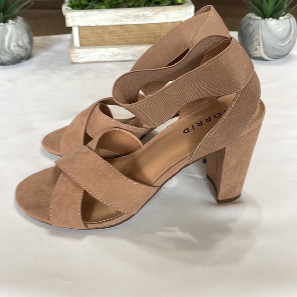 Torrid women’s chunk heel sandals. Tan. Size 7W - Picture 3 of 9